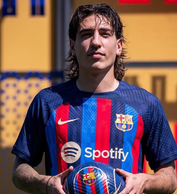 🎙️ Hector Bellerin: 'We footballers should pay the most taxes. Because we live a privileged life. We have ceased to be human. 1 car is not enough, 10 cars. Footballers are getting away from the fans and getting alienated from society with each passing day. I don't like that.'