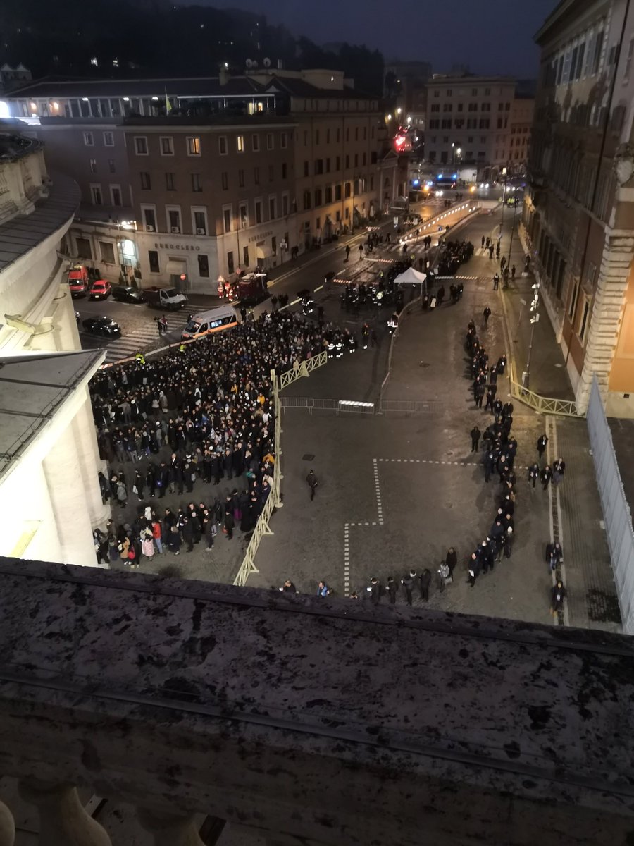 PdeTorsiac's tweet photo. Des milliers de fidèles affluent place St Pierre, certains en costumes traditionnels de Bavière, des prêtres, des religieuses. Ils viennent assister ce matin aux obsèques de #BenoîtXVI présidées par #François son successeur. ⁦⁦⁦@etiennepepin⁩ @pierre_hugues⁩ https://t.co/TeLYEuFYEu