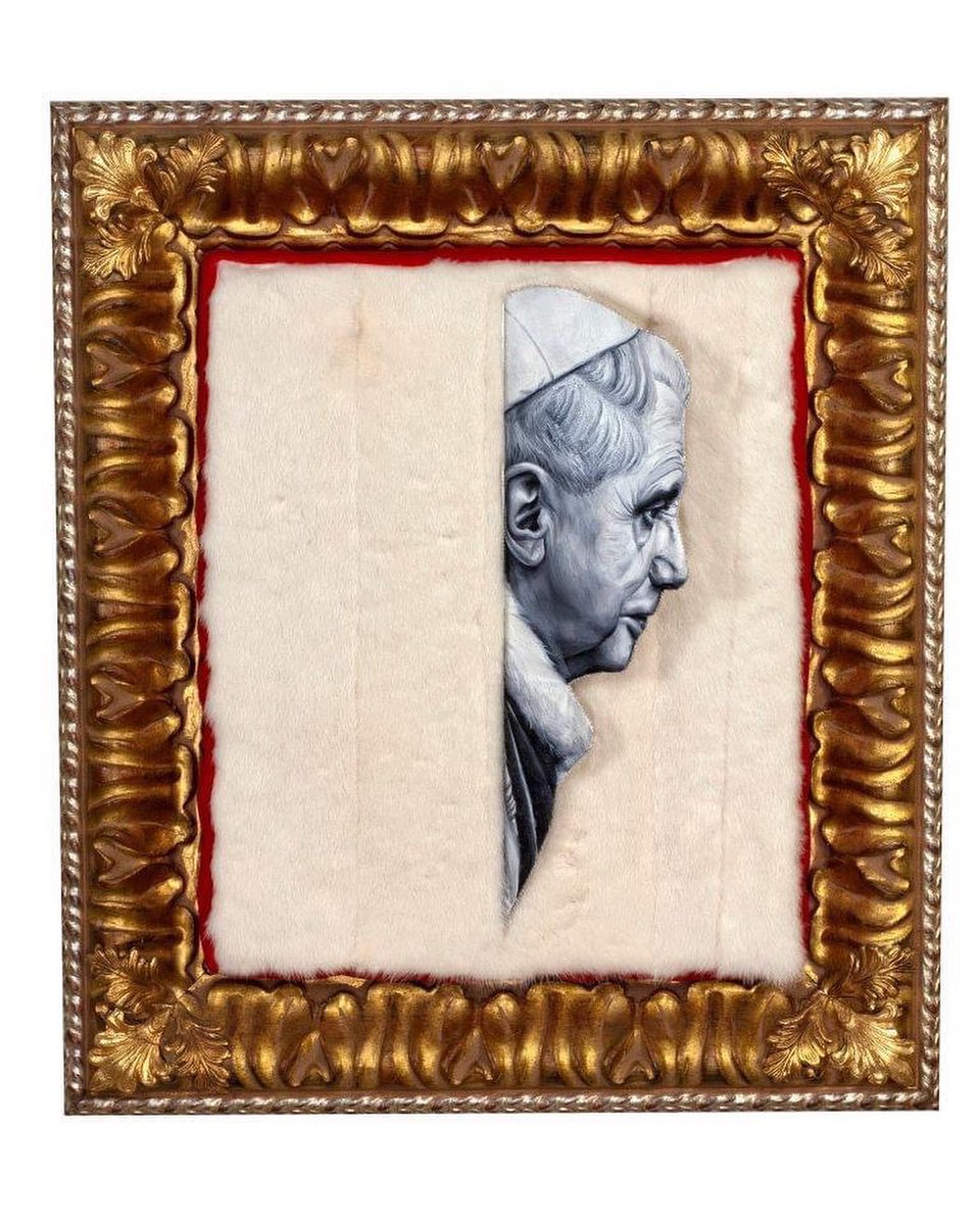 Oggi è il giorno dell’ultimo saluto al #papa Benedetto XVI . Questi sono due miei lavori di inizio anni 2000 ,( olio su tela, pelliccia e velluto) un periodo dove mi dedicavo molto alla produzione di pittura e scultura con numerose mie mostre in Italia e all’estero .