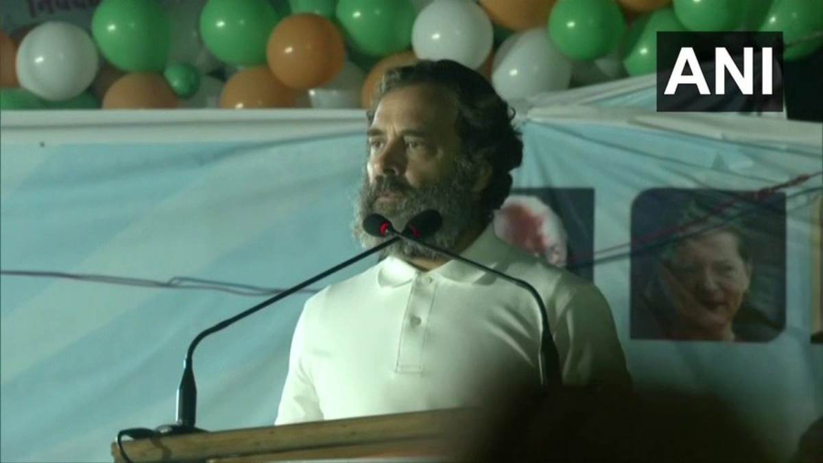 parmilamathur1's tweet photo. #RahulGandhi addressed the workers during the #BharatJodoYatra on Wednesday in #Baghpat, #UttarPradesh . He said that the question on my #T_shirt is not the real issue, but the children of India, farmers and laborers walking without warm clothes in winter is the real issue. https://t.co/OhIvq00mSw