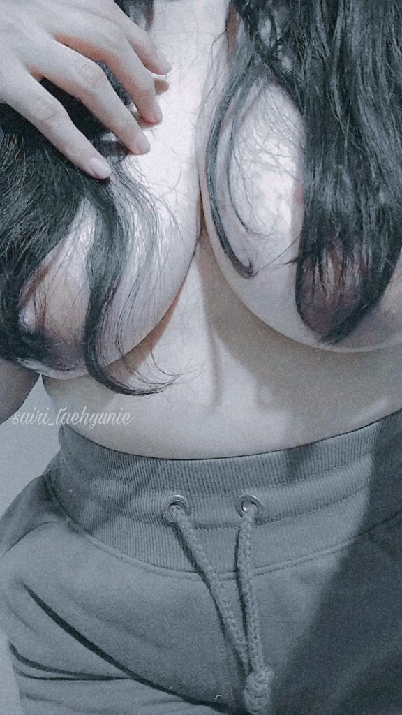 sairi_taehyunie's tweet photo. Sin blusa  😉 https://t.co/62QHytjenQ