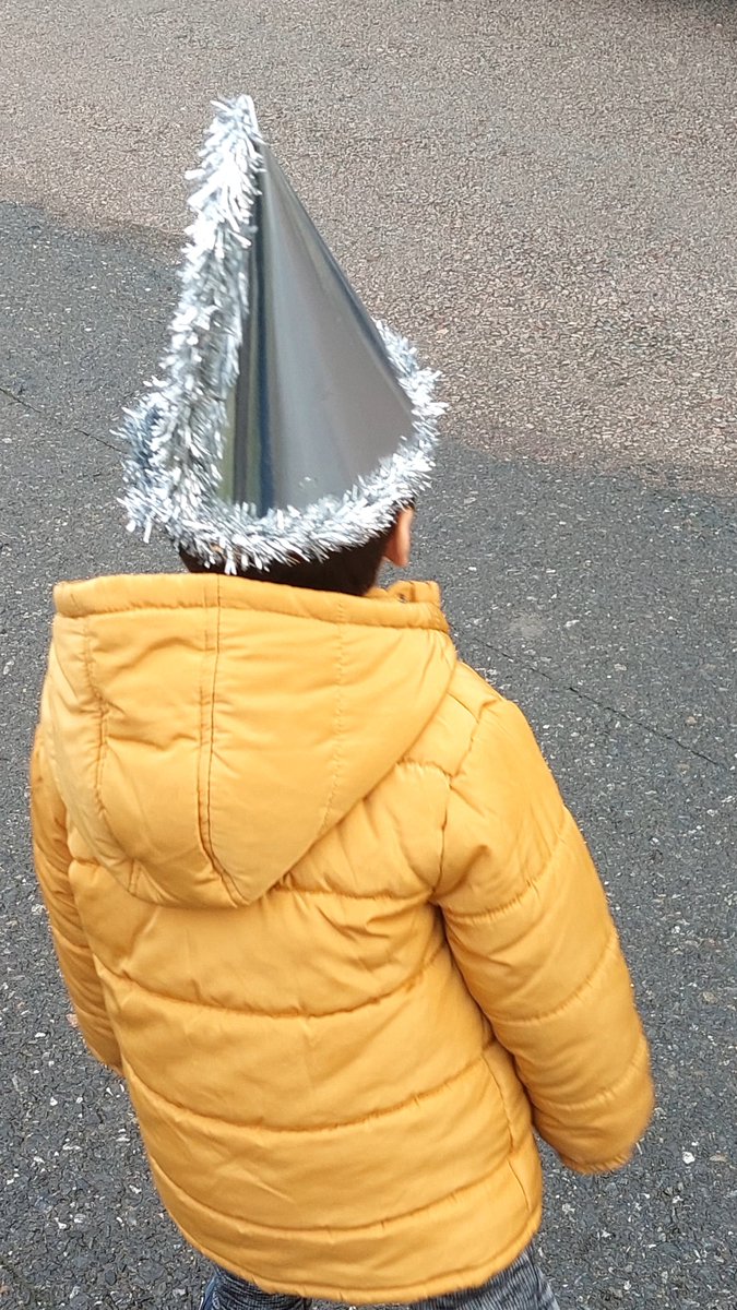 veokadar's tweet photo. Kaan'ı hastaneye götürüyorum, dışarıda takmak için seçtiği şapkaya bakar mısınız...... https://t.co/1vIr1VnXj8