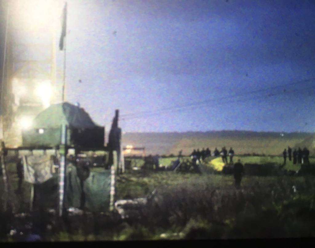 [Update] Die 1. Hundertschaft Polizei und Räumpanzer sind auch bereits wach ☕und wollen möglichweise die 1. bewohnte Struktur in #Lützilebt räumen: Die Hütte 🏠auf Stelzen im Tagebauvorfeld. Hände weg von #Lützi und der Kohle darunter 🧨Kommt vorbei um Lützi zu verteidigen!