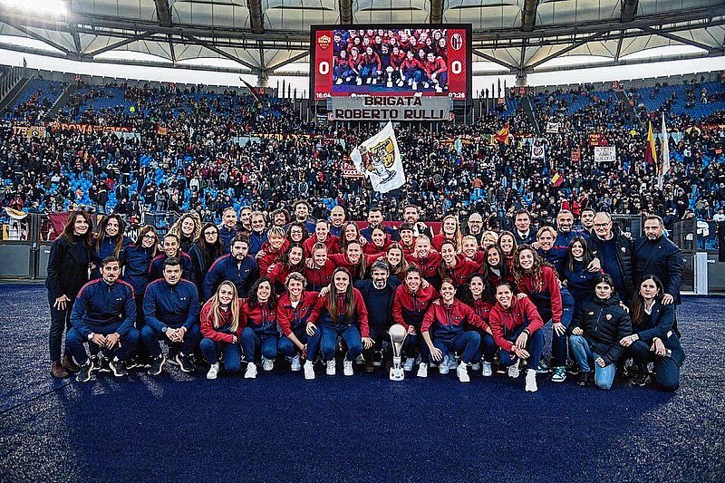 ElenaLinari's tweet photo. 𝙋𝙚𝙧 𝙡𝙖 𝙈𝘼𝙂𝙇𝙄𝘼,
𝙋𝙚𝙧 𝙡𝙖 𝙂𝙀𝙉𝙏𝙀,
𝙋𝙚𝙧 𝙡𝙖 𝙍𝙊𝙈𝘼.
𝙂𝙧𝙖𝙯𝙞𝙚 💛❤️ @ASRomaWomen #momentiunici #girodonore #el32 #forzaroma https://t.co/p5zYpyGUjq