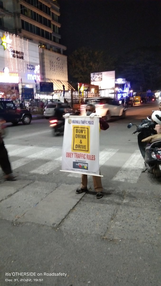 itisotherside's tweet photo. @DCPTrWestBCP @blrcitytraffic @SplCPTraffic @jointcptraffic In support of @KSRSA_GoK  we from #itisotherside along with cops of @madivalatrfps on #Roadsafety awareness for #Notodrunkendrive https://t.co/uUNBzeuI3h