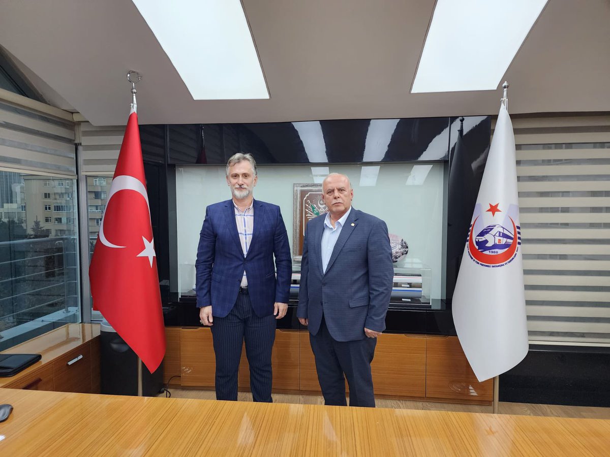 TCDD vakfı Genel Müdürü kıymetli aile dostumuz Enver Sedat Tamgacı’ya ziyarette bulundum.
İlgi ve alakalarından dolayı teşekkür ediyorum.