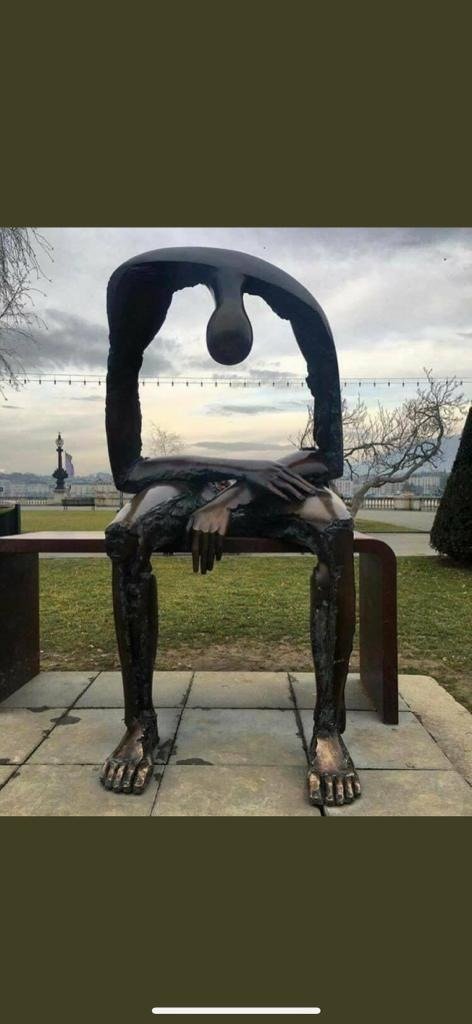 i have seen this before - with different weather conditions it looks different, of course. Just a brilliant sculpture ---- and would be completely useless in a museum!