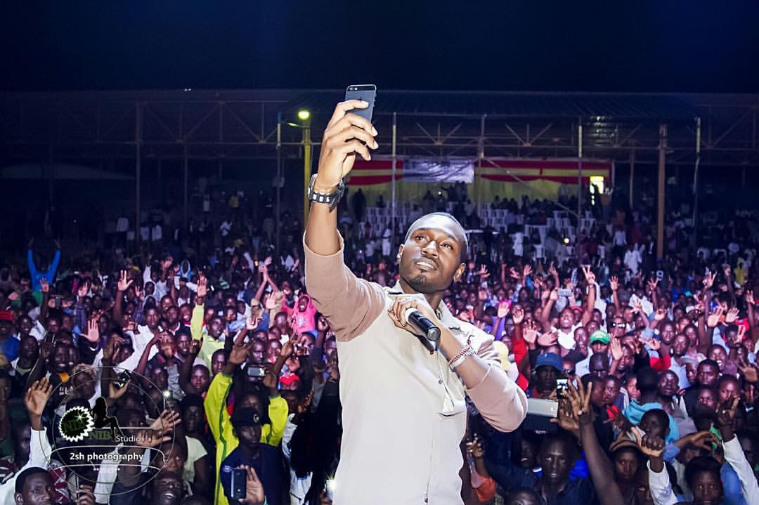 RobertoZambia's tweet photo. #Throwback
What a day it was, my first stadium-filled show in #Rwanda π·πΌ
#SUPERSTAR π¦ΈββοΈ
#MyNameIsRoberto https://t.co/ibEeyUjGD2
