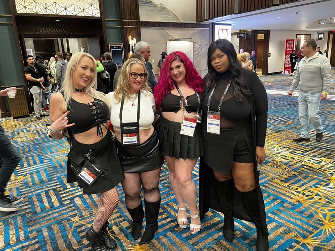 So much fun today ✨ @alanaevansxxx @mrssiren @bustycookie https://t.co/vKrPqs0dws<a class="tags" href="/tag/alanaevansxxx">@alanaevansxxx</a><a class="tags" href="/tag/mrssiren">@mrssiren</a><a class="tags" href="/tag/bustycookie">@bustycookie</a>