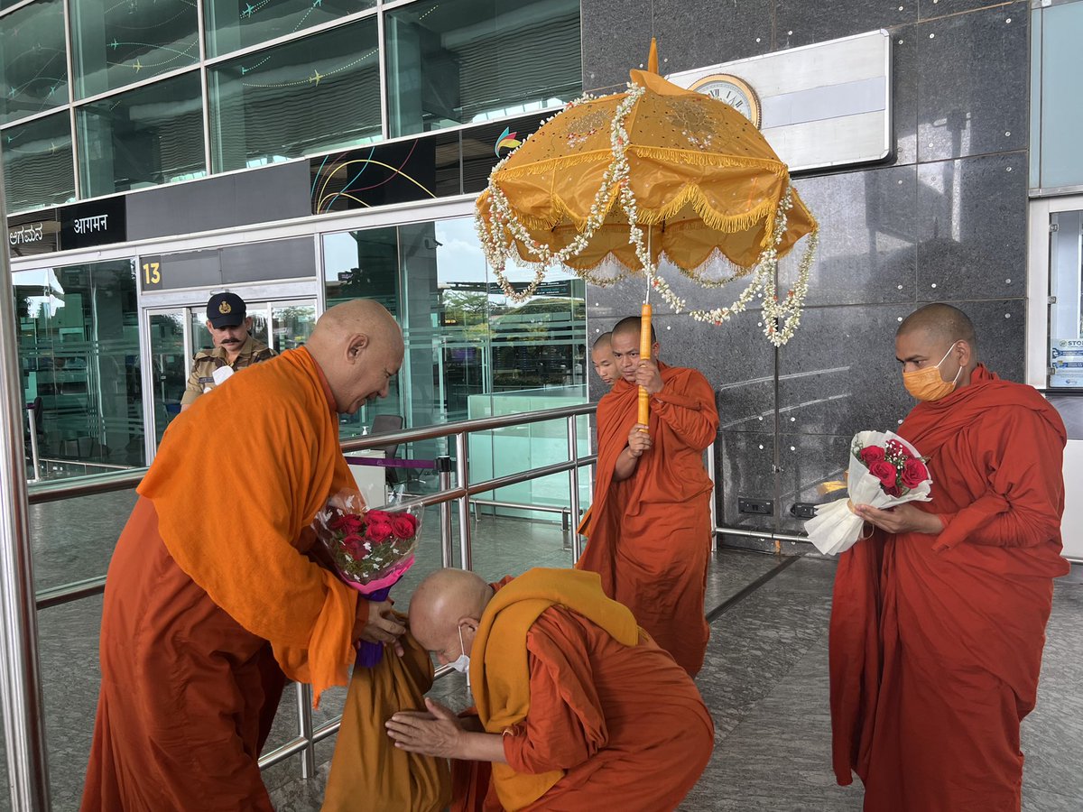 sanghasenamimc's tweet photo. Guruji Ven. Bhikkhu Sanghasena reached Bangaluru for the Mahakaruna Diwas celebrations across south India.
He was warmly received at Bengaluru Airport by Ven. Kassapa, the President of Mahabodhi Society of Bangalore, venerable monks, devotees and the MIMC #Shangrila members. https://t.co/f2GUfJN7Rf