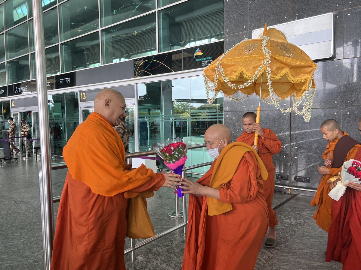 sanghasenamimc's tweet photo. Guruji Ven. Bhikkhu Sanghasena reached Bangaluru for the Mahakaruna Diwas celebrations across south India.
He was warmly received at Bengaluru Airport by Ven. Kassapa, the President of Mahabodhi Society of Bangalore, venerable monks, devotees and the MIMC #Shangrila members. https://t.co/f2GUfJN7Rf