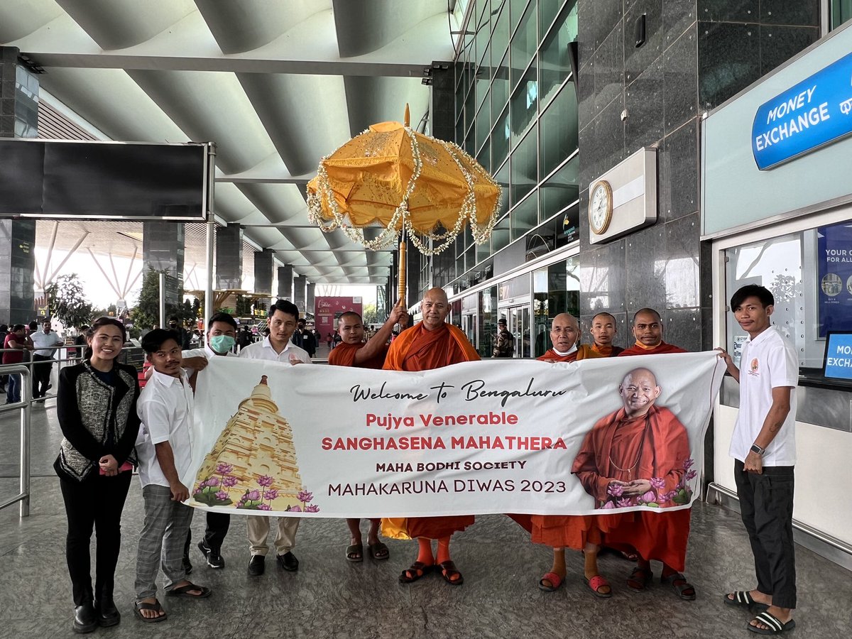 sanghasenamimc's tweet photo. Guruji Ven. Bhikkhu Sanghasena reached Bangaluru for the Mahakaruna Diwas celebrations across south India.
He was warmly received at Bengaluru Airport by Ven. Kassapa, the President of Mahabodhi Society of Bangalore, venerable monks, devotees and the MIMC #Shangrila members. https://t.co/f2GUfJN7Rf