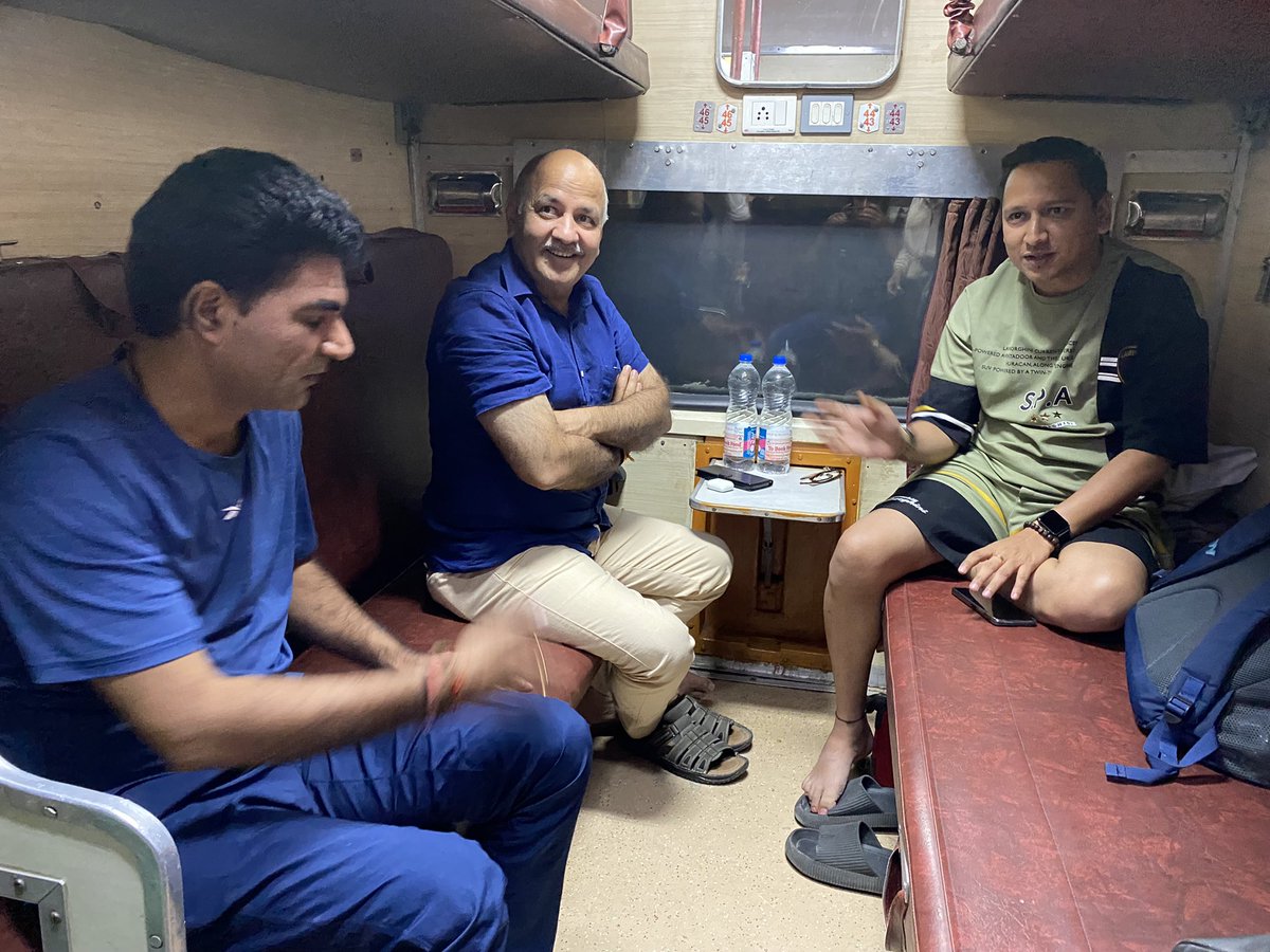 isudan_gadhvi's tweet image. जिसने दिल्ली की शिक्षा मॉडल को दुनिया की फलक पर पहुँचाया है ! और लाखों बचों को अछी शिक्षा दे कर बड़ा बना कर उनके परिवार को गर्व महसूस करवाया है वैसे शिक्षा में क्रान्ति लाने वाले 💐💐 @msisodia जी को जन्मदिन की बहुत बहुत बधाई