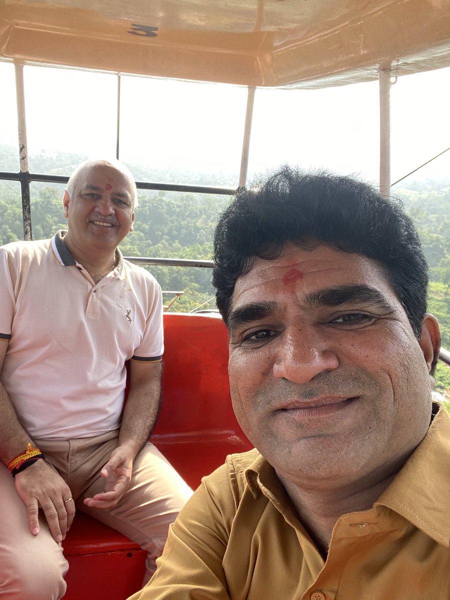 isudan_gadhvi's tweet image. जिसने दिल्ली की शिक्षा मॉडल को दुनिया की फलक पर पहुँचाया है ! और लाखों बचों को अछी शिक्षा दे कर बड़ा बना कर उनके परिवार को गर्व महसूस करवाया है वैसे शिक्षा में क्रान्ति लाने वाले 💐💐 @msisodia जी को जन्मदिन की बहुत बहुत बधाई