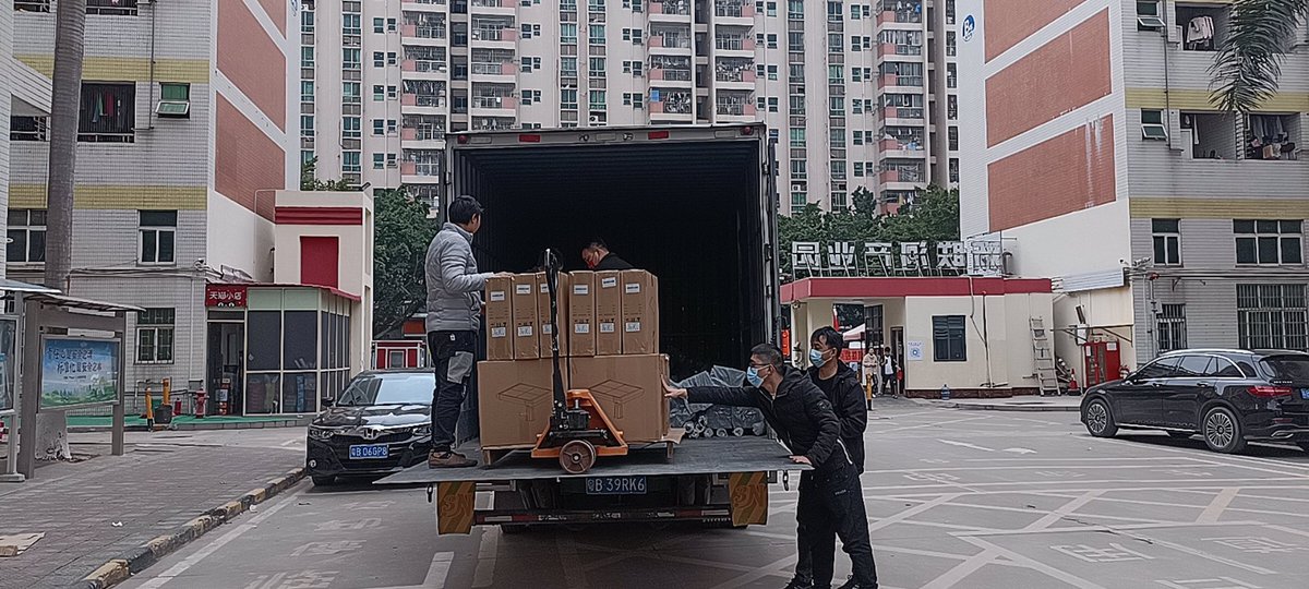 KellyChensolar's tweet photo. New year new start! Let our solar street light business partners to achieve a properous year 2023! #solarprojects #solarlight #solarlighting #solar https://t.co/YqM9f6plkk