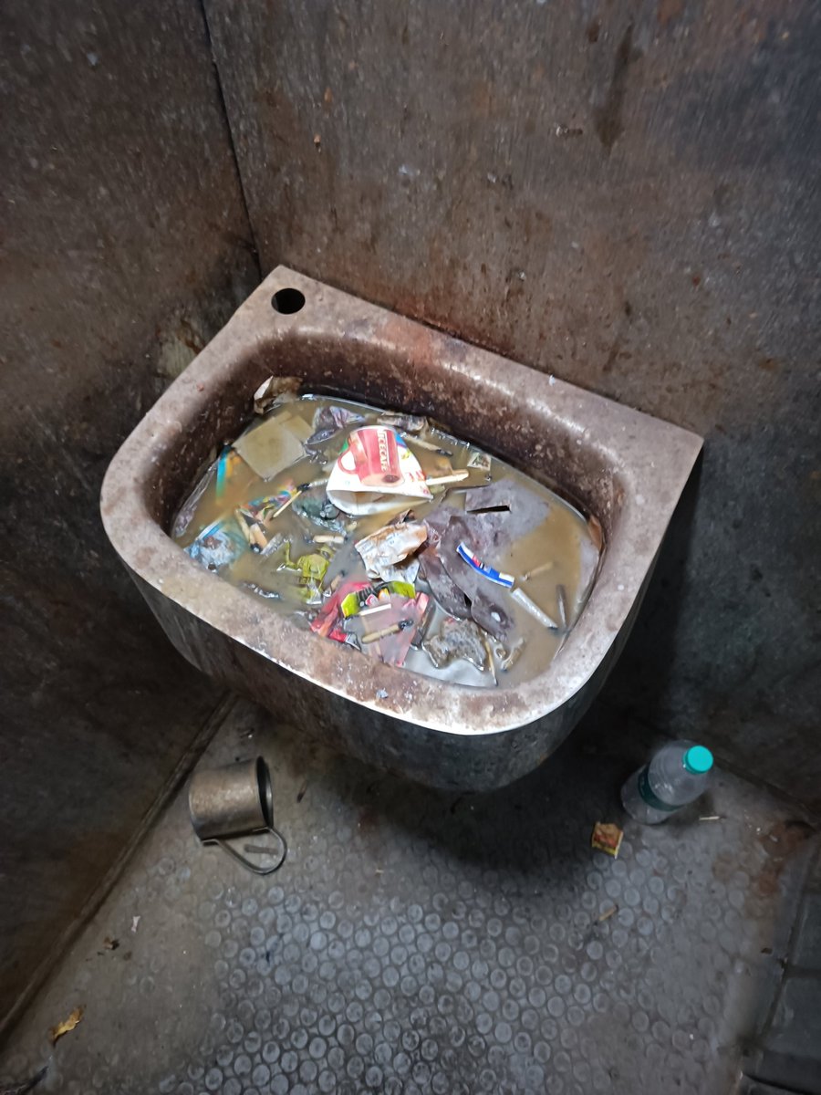 SumanNihar's tweet photo. This is the pathetic condition of train between Lalgola and Sealdah https://t.co/phiceRDTx3