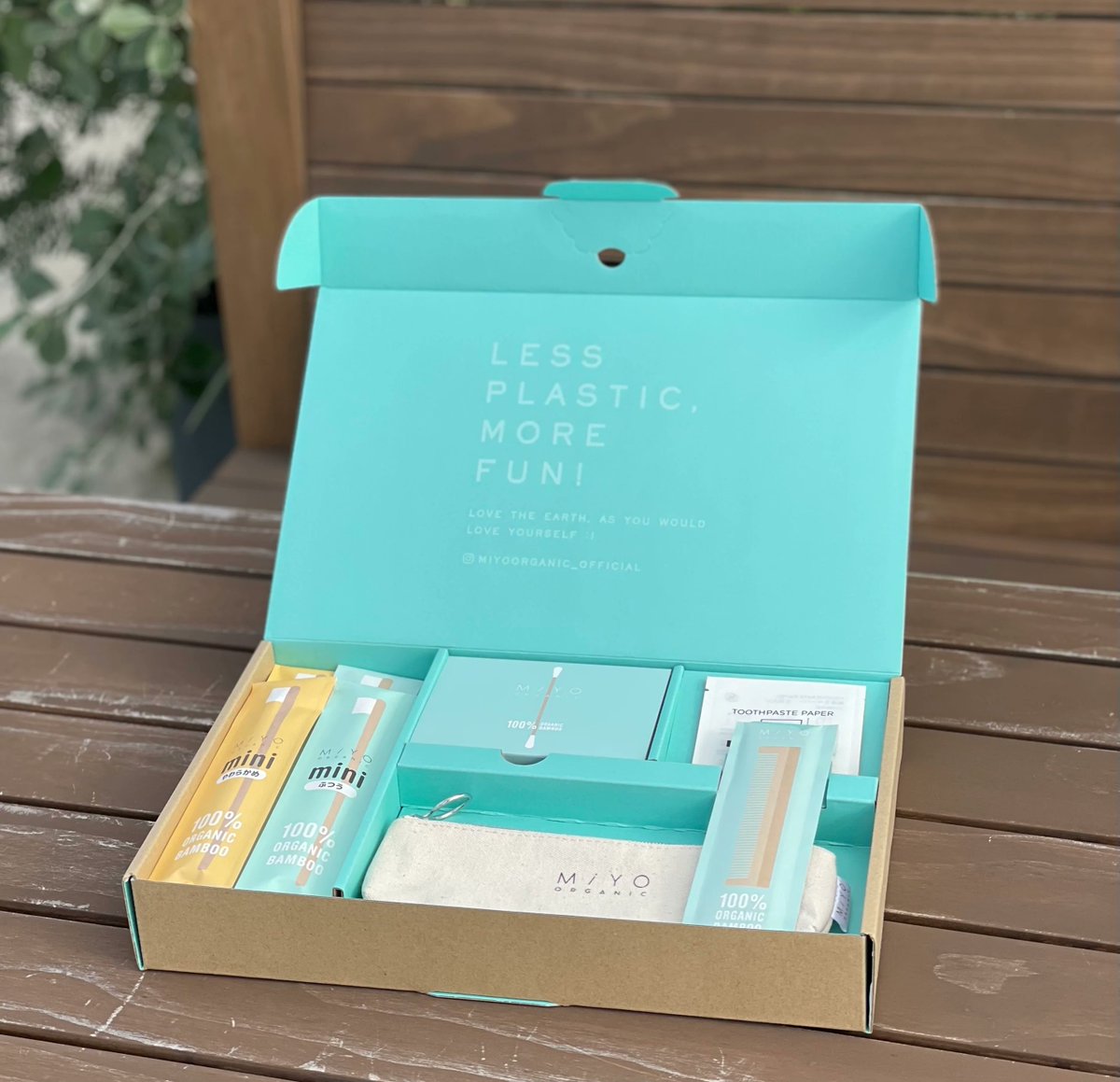 LUVHAIR_TOKYO's tweet photo. 男女問わず喜ばれる「MiYO Organic」の環境に優しいバスルーム用品を詰めたギフトセット

竹から作られた歯ブラシや、紙パッケージを採用したペーパー状の歯磨き粉などがセットに含まれています。  トラベルセットとしてや、エシカルに興味ある方へのギフトしても喜ばれそうなセット✨ https://t.co/DRkXd9bCPt
