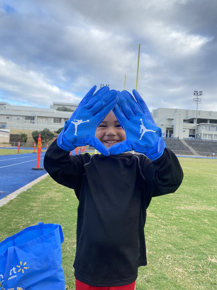 alohaxtaee's tweet photo. He put the gloves on himself (yes it was backwards lmao), grabbed his football, cleats, and wanted to go to the field. Big smile &amp; big goals for this little boy. https://t.co/VBelKXavDU