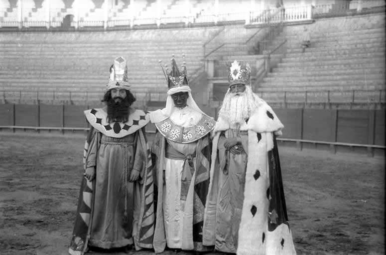 jtrureal's tweet photo. Buenos días.
"Ya vienen los Reyes por el Arenal ..."
La centenaria @cabalgatasev de @ateneodesevilla en @maestranzapages en 1950.
El Rey Baltasar fue Miguel Báez #Litri.
#CabalgataSev23
Cc: @portaltaurino https://t.co/rHziGYMgXD