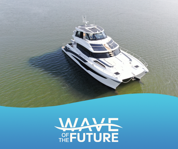 Did you know that the Aquila 70 is equipped with solar panels? ☀️ This means that the boat can remain on standby with refrigeration and 24-hour circuits ON for longer without running the generator or connecting to shore power to charge the batteries #AquilaFuture #aquilaboatsuk