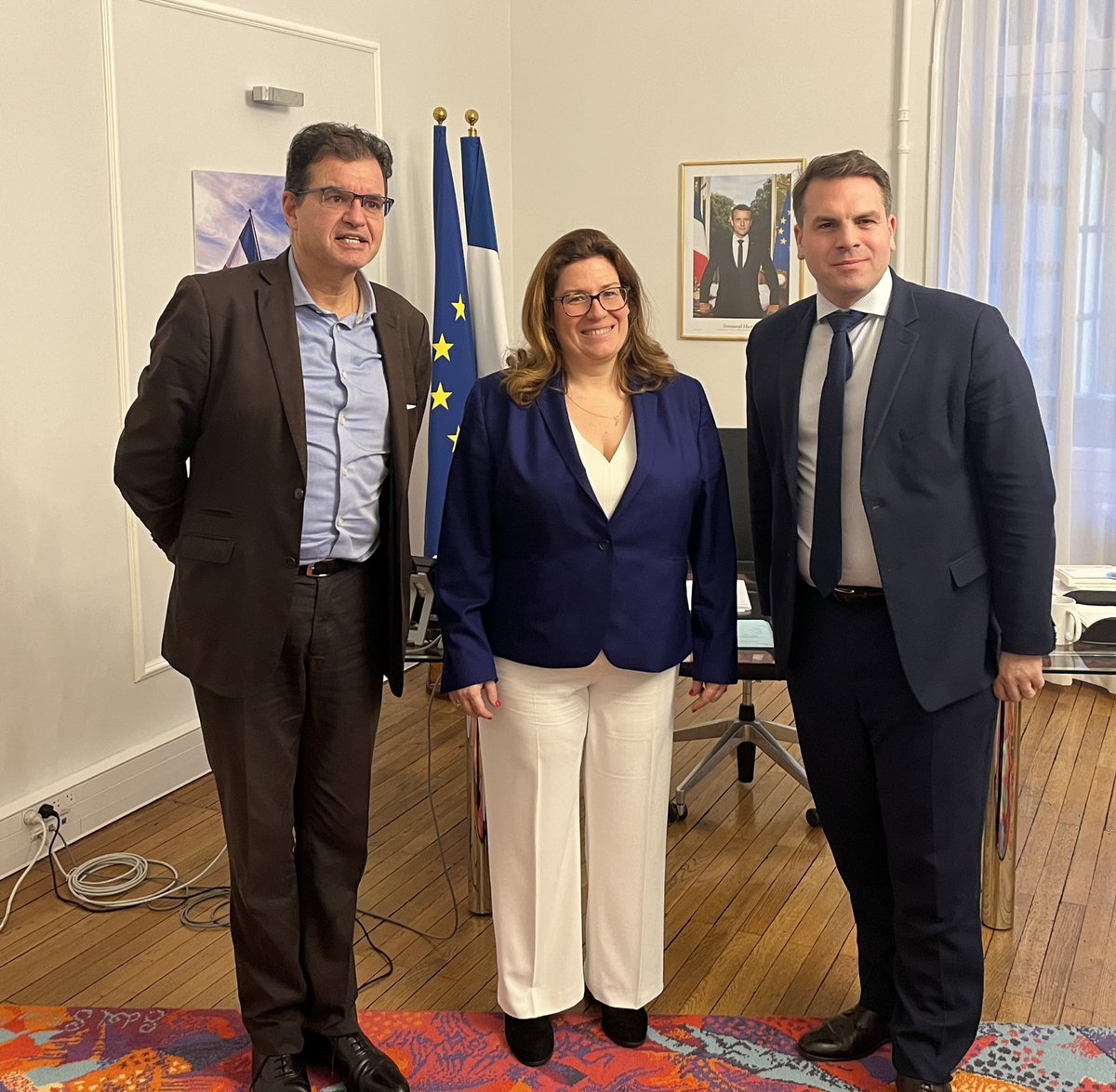 #Citoyenneté Réunion avec la secrétaire d’État <a href="/SoniaBackes/">Sonia Backes</a> et <a href="/AtanasePerifan/">Atanase Périfan ‏ن</a> avec lequel nous expérimentons l’<a href="/HeureCivique/">L’Heure Civique</a> (initiée à #Paris17 fin 2020)
➡️ Donner 1h/mois pour 1 action de proximité
📌 10 000 volontaires
📌 80 collectivités 🇫🇷
📌 lheurecivique17.fr