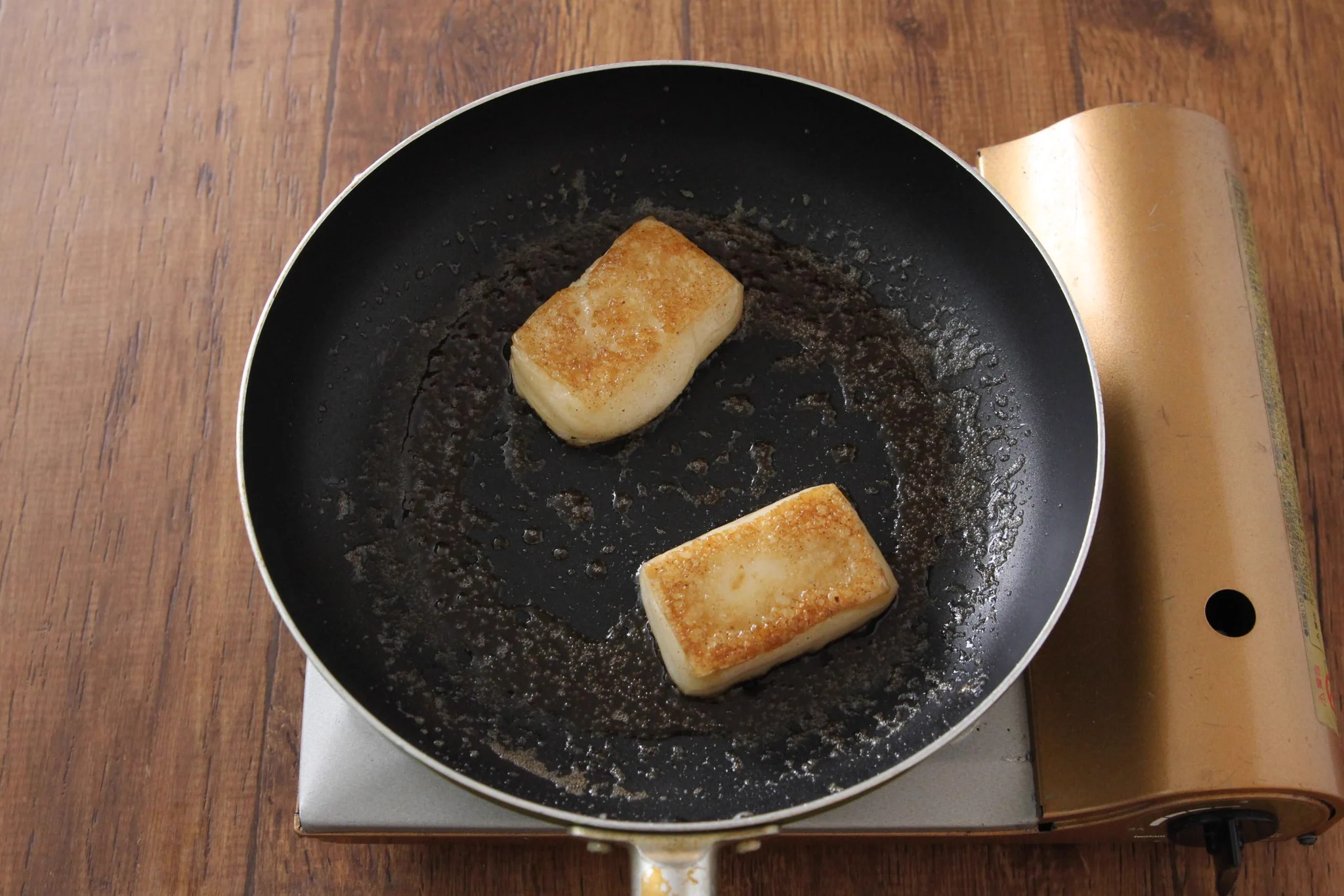 焼いているときの香りがもう美味しい？！大学芋のタレを使った味付けが美味しそうな「お餅」レシピ！