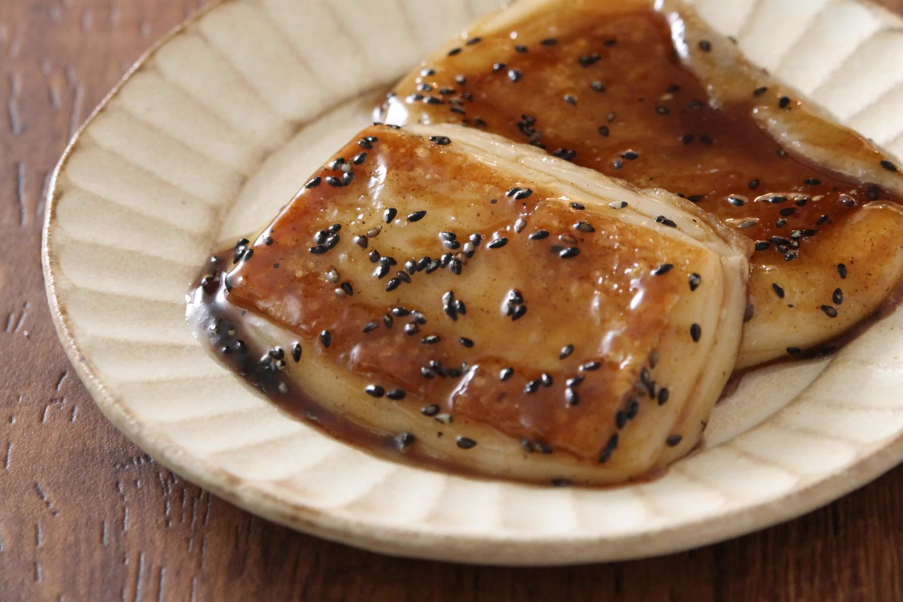 焼いているときの香りがもう美味しい？！大学芋のタレを使った味付けが美味しそうな「お餅」レシピ！