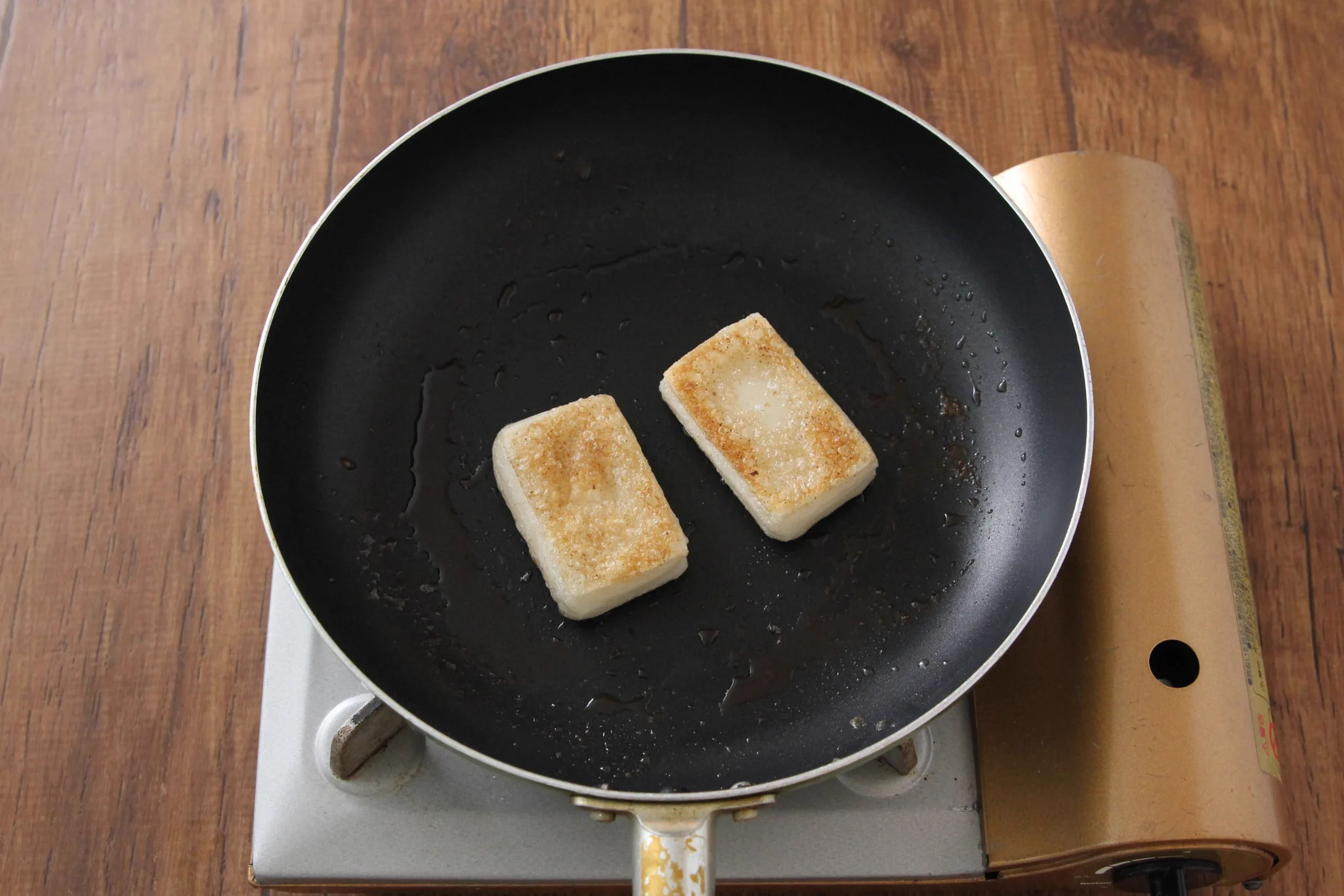 焼いているときの香りがもう美味しい？！大学芋のタレを使った味付けが美味しそうな「お餅」レシピ！