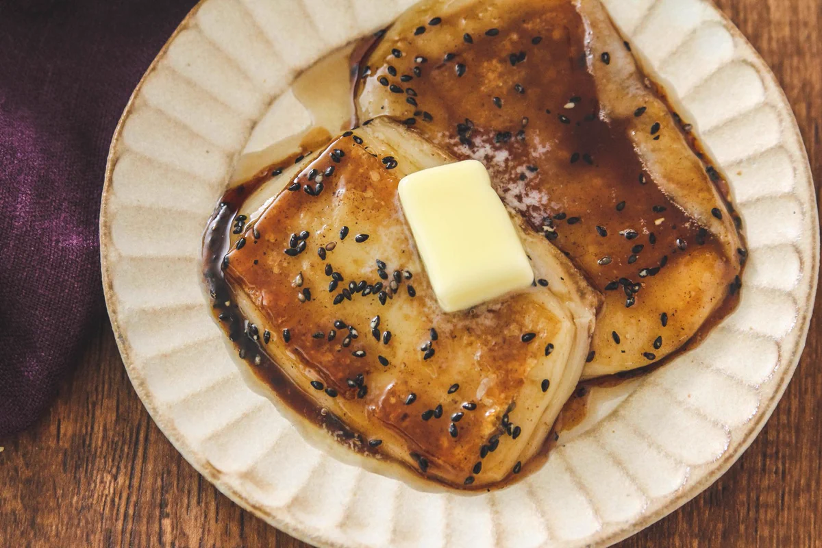 焼いているときの香りがもう美味しい？！大学芋のタレを使った味付けが美味しそうな「お餅」レシピ！