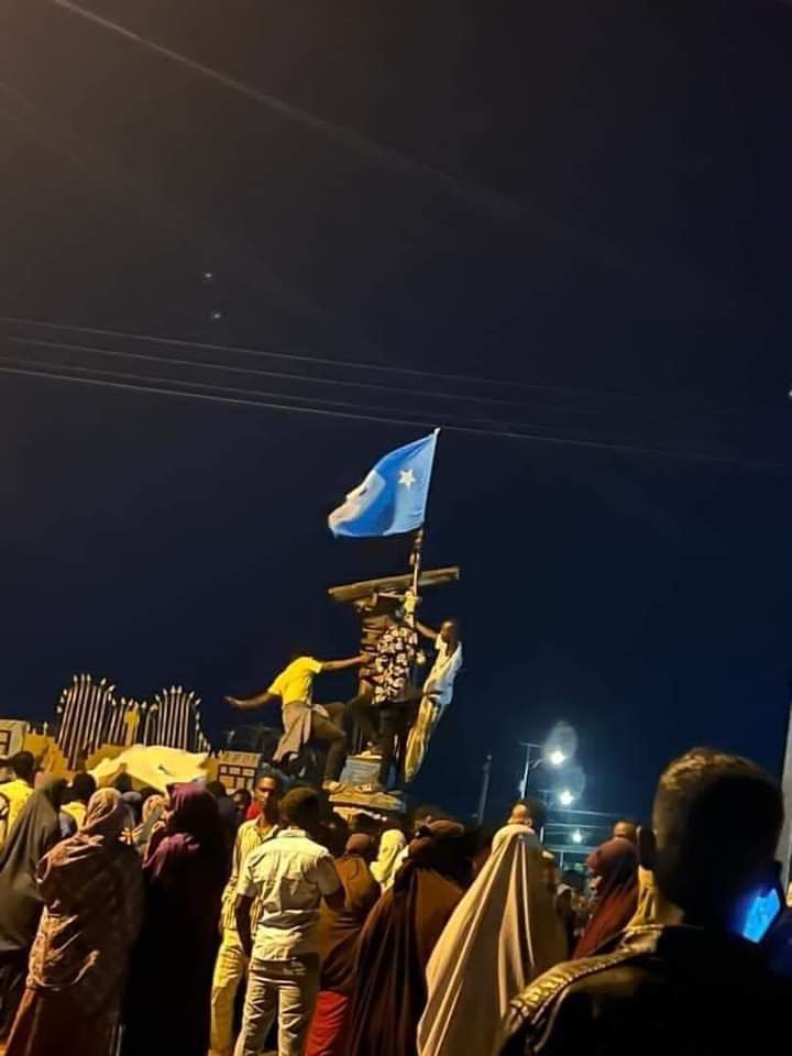 After a bitter attack last night by the right-wing forces of the SSC and forced out by the SL forces, today the city feels a great independence.
#Lasanod
#SSCGENOCIDE 
#independence