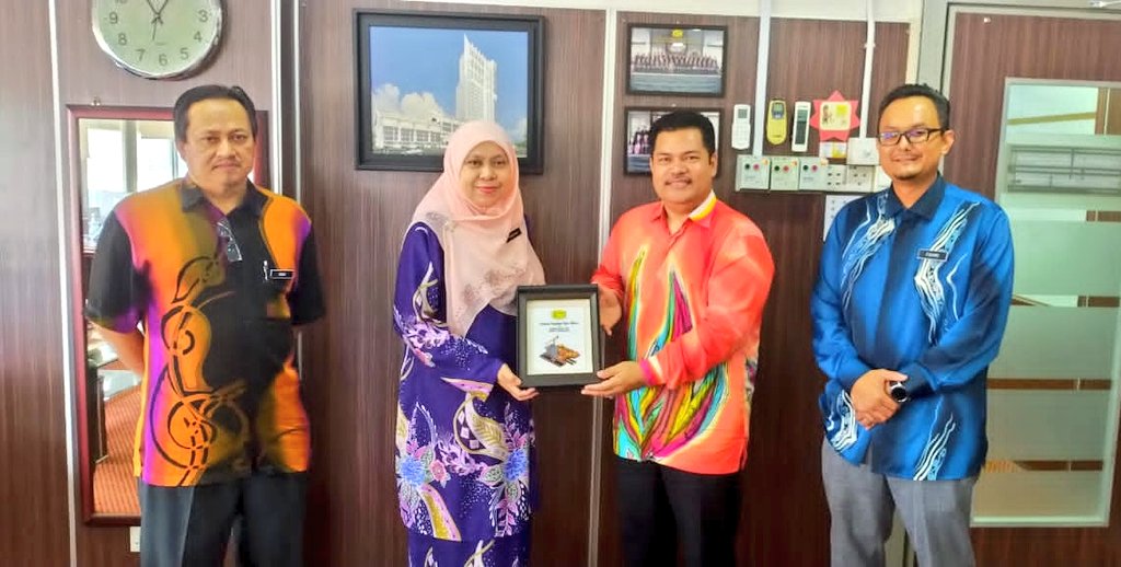 Sesi kunjung hormat Pengarah AADK Terengganu <a href="/AADKMalaysia/">Agensi Antidadah Kebangsaan Malaysia</a> Pn Faizah binti Mat Isa@Yahya ke pejabat Timbalan Pengarah Pembangunan JKR Terengganu Ir Dr. Hasli bin Ibrahim <a href="/HasliJKR/">Hasli Ibrahim (Ir. Dr.)</a> bagi membincangkan projek yang akan dilaksanakan. #TogetherWeDeliver.
<a href="/IPJKR_Official/">JKR Malaysia Rasmi</a> <a href="/irahmadredza/">Ahmad Redza Ghulam</a>