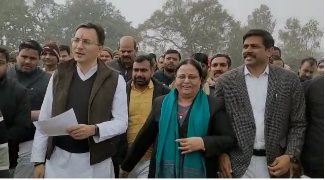bstvlive's tweet photo. सीतापुर

➡PWD कैबिनेट मंत्री जितिन प्रसाद ने किया निरीक्षण

➡शारदा नहर पर जाम की समस्या से विधायक ने कराया अवगत

➡नहर पर दूसरा पुल बनवाने की मंत्री से विधायक ने की मांग

➡तंबौर इलाके में स्थित शारदा नहर पुल का किया निरीक्षण

#Sitapur @JitinPrasada https://t.co/5lABd86RmV