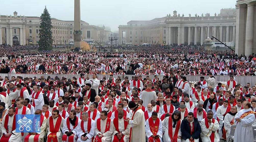 Some of the 3,700 priests (and at least one deacon, lower right) the Vatican said were concelebrating the funeral of #PopeBenedictXVI