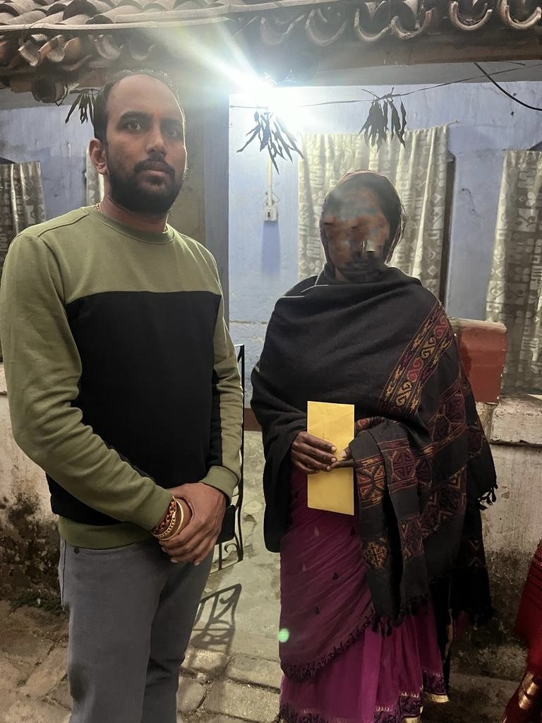 Bantysinghjsr15's tweet photo. जमशेदपुर की रहने वाली महिला जिनके पति का लंबे समय तक बीमार रहने के बाद देहांत हो गया था!
श्राद्ध के कार्यकर्म और घर की जरूरतों के लिए आर्थिक मदद की ज़रूरत थी!
जानकारी मिलते ही जरुरतमंद महिला के घर पहुंच कर आर्थिक सहयोग किया!
@PrashantKishor 
@jansuraajonline
@IndianYIP https://t.co/9QfceLlWSW