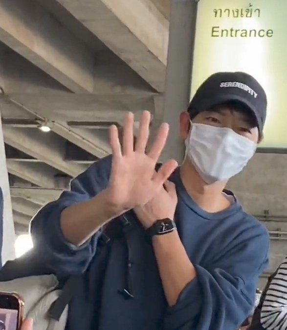 Prin_kle0922's tweet photo. น้ำตาปริ่ม แสนดีที่ 1 เซอวิสแฟนแรงมาก มองกล้องแต่ละช็อตจะเป็นสม สามีแห่งชาติ #SongJoongKi
#WelcomeSongJoongkitoThailand
#ซงจุงกิ #송중기 #GDAinBKK 
thx u cr. on pic https://t.co/qQdPzRSNZS
