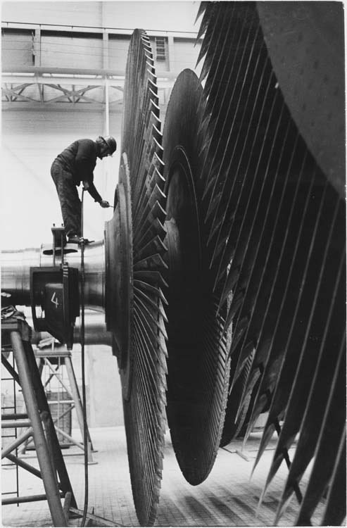 Photo du jour

2 juillet 1975 : Un ouvrier au travail sur un des rotors de la turbine dans la salle des machines de la centrale #nucléaire de Fessenheim en construction.