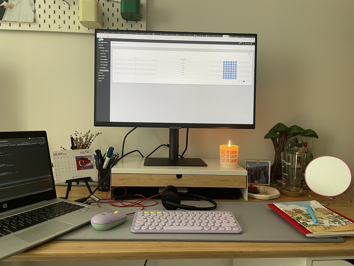 Mumlarım,çiçeklerim,el emeği seramiklerim ve çok sevdiğim mor detaylarıyla beni inanılmaz motive eden canım çalışma masam 🥳 #setup #workplace