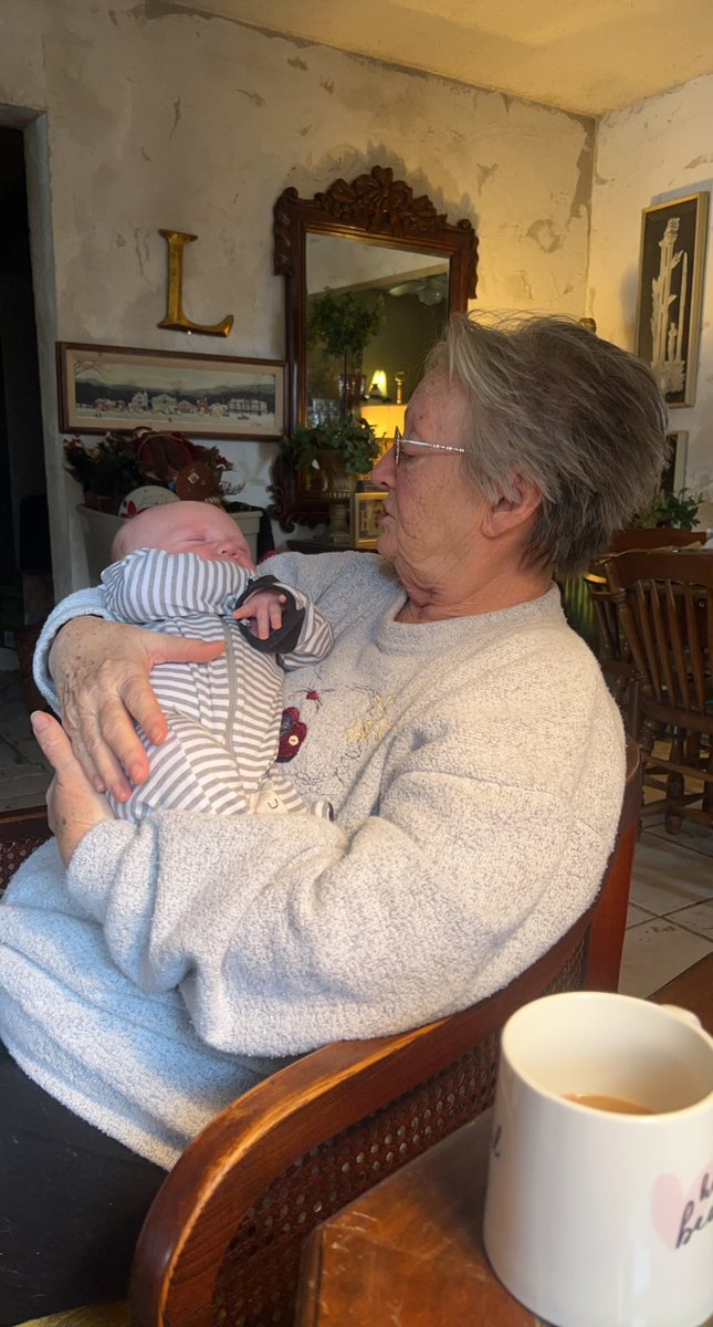 YaudasJade's tweet photo. My aunt Linda finally got to meet Bentley and this is the cutest thing I’ve ever seen🥺❤️ https://t.co/MPUwrVAXcP