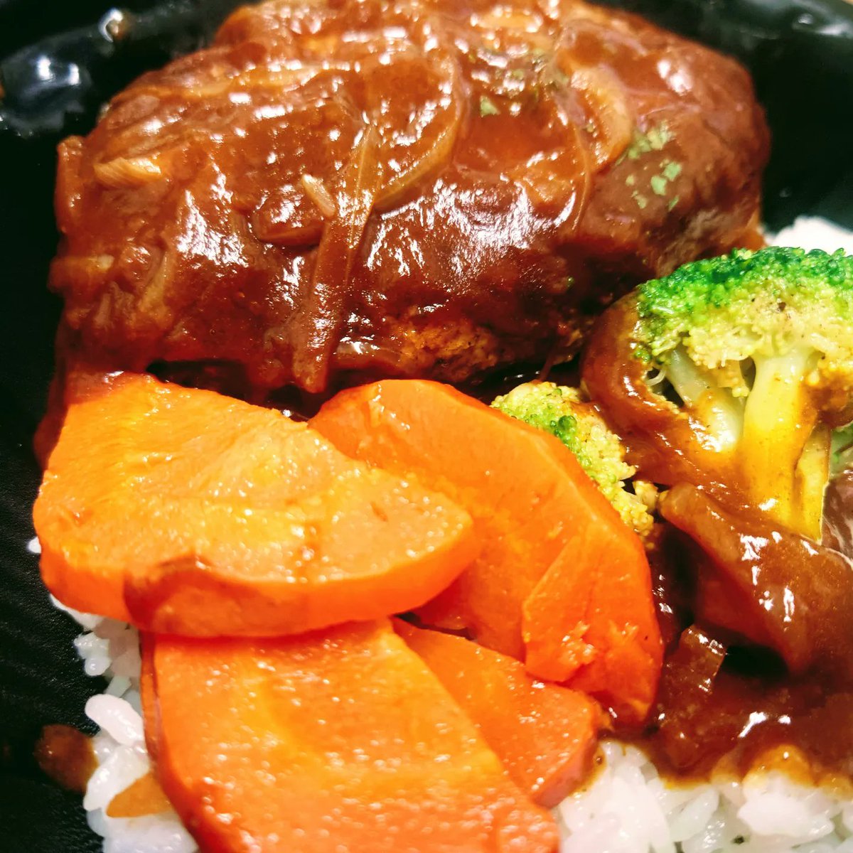 CreaCrops's tweet photo. 高級ハンバーグ専門店「なにもん」様に⁡
⁡弊社の雪下人参を使用していただいてます(..›ฅฅ‹..＊)⁡
⁡ジューシーなハンバーグとっても美味です❤︎⁡
⁡なにもん様、ありがとうございます✨⁡ https://t.co/IaFHLF8KsN