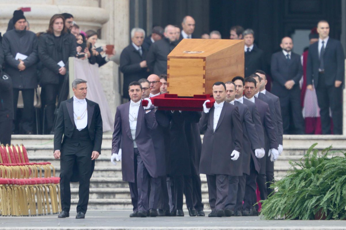 A simple coffin. Rest in peace #PopeBenedictXVI