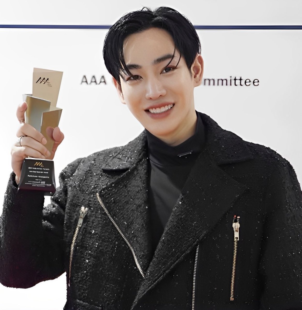 Mala32968376's tweet photo. Found the best and deepest comment on YT/Get to know you 2 years ago that I was thinking exactly the same about Peck and this song,one of his masterpieces.
Now,he has proved himself.
He deserved all of his fame and rewards that we're so proud.💖👍
#เป๊กผลิตโชค #PeckPalitchoke https://t.co/RfSnXldHqz
