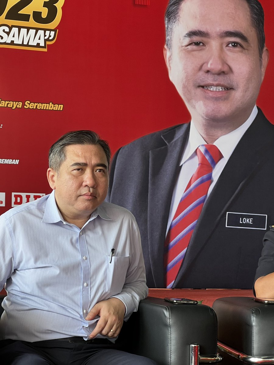 HezeriSamsuri's tweet photo. Hari ni saya dgn bangga nak cakap, kita ada menteri pengangkutan yg bijak. 
Masalahnya, bila ada Ketua Pengarah kat sebelah, KP tu bila bercakap, nampak tk sebijak menteri.
Jadi amaran pd Datok Datok KP semua, jgn nk membodek dpn menteri dn media. https://t.co/eQppGkNPi5