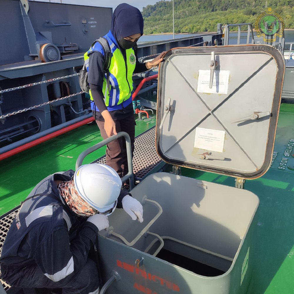 MaqisPerak's tweet photo. Antara pemeriksaan rutin oleh pegawai MAQIS bagi kemasukan konsainan bijirin gandum di Pintu Masuk Pelabuhan Lumut. Pemeriksaan dijalankan bagi memastikan setiap kemasukan keluaran pertanian patuh kepada syarat-syarat import dan bebas daripada ancaman perosak.

#MAQISMalaysia https://t.co/WPeJ1RfTx6