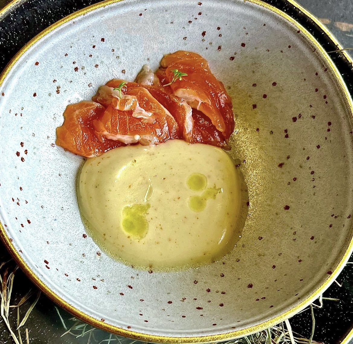 Desde el pasado septiembre el cocinero <a href="/jseguragarcia/">jesus segura garcia</a> gestiona dos locales remozados en un enclave histórico de Cuenca. Su cocina en #CasasColgadas persigue identificarse con el ámbito rural y recuperar recetas antiguas 
elpais.com/elviajero/2023…