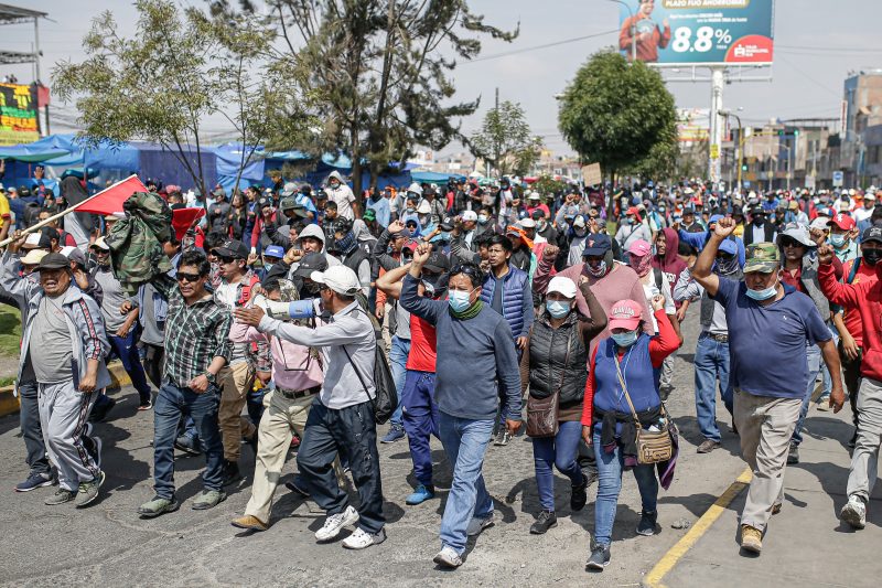 Perú. Con bloqueos de carreteras y movilizaciones se inició el paro por tiempo indefinido contra la dictadura de Boluarte y el Congreso - laotraandalucia.org/peru-con-bloqu…