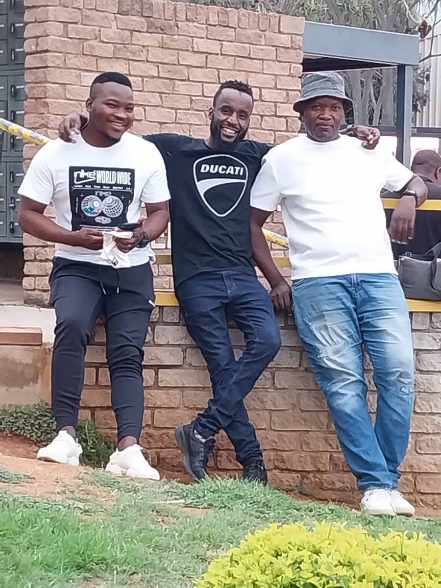 First pic 2023
#FriendshipGoals