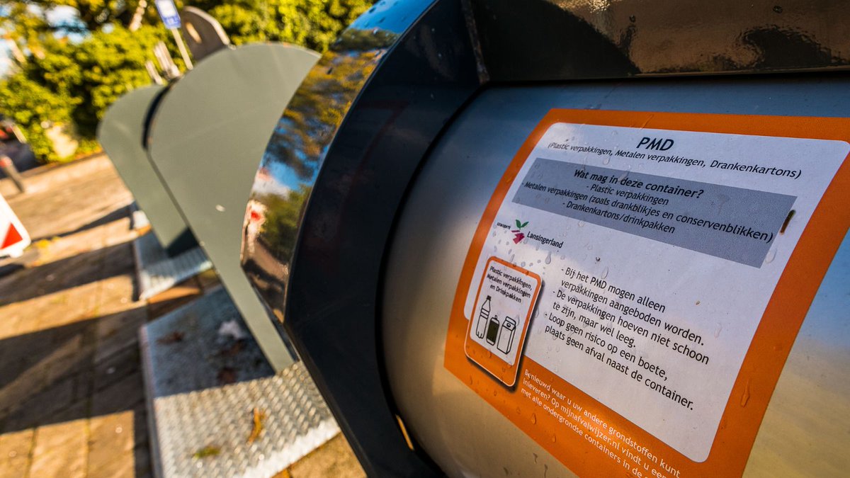 Lansingerland's tweet photo. 🤷‍♀️  Waar gooi je je lege chipszak weg? Een leeg stripje van je kauwgom? Of juist een restje pasta? 🤔 Twijfel je? 

ℹ️ Met de Afvalscheidingswijzer kun je makkelijk ontdekken in welke afvalbak je jouw afval en producten weg kunt gooien! ➡️ 
 https://t.co/feEW19y4mC https://t.co/Ce5FkunbeU