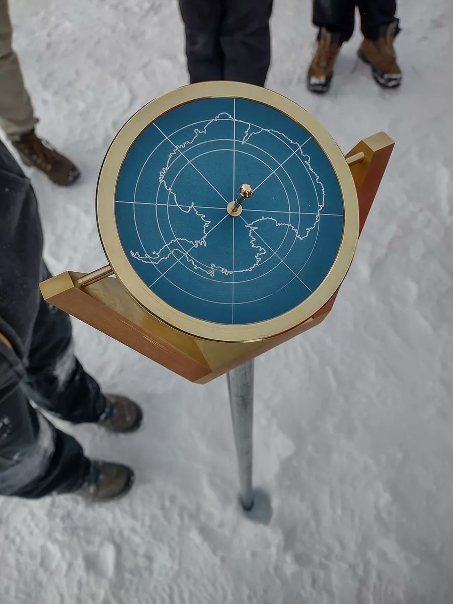 Ogni 1 gennaio dal 1959 il personale della base antartica Amundsen-Scott pianta nel ghiaccio un palo cerimoniale in corrispondenza del polo sud che si sposta 10 m/anno. Ecco il contrassegno posizionato il 1 gennaio 2023, progettato e costruito dal personale invernale 2022.