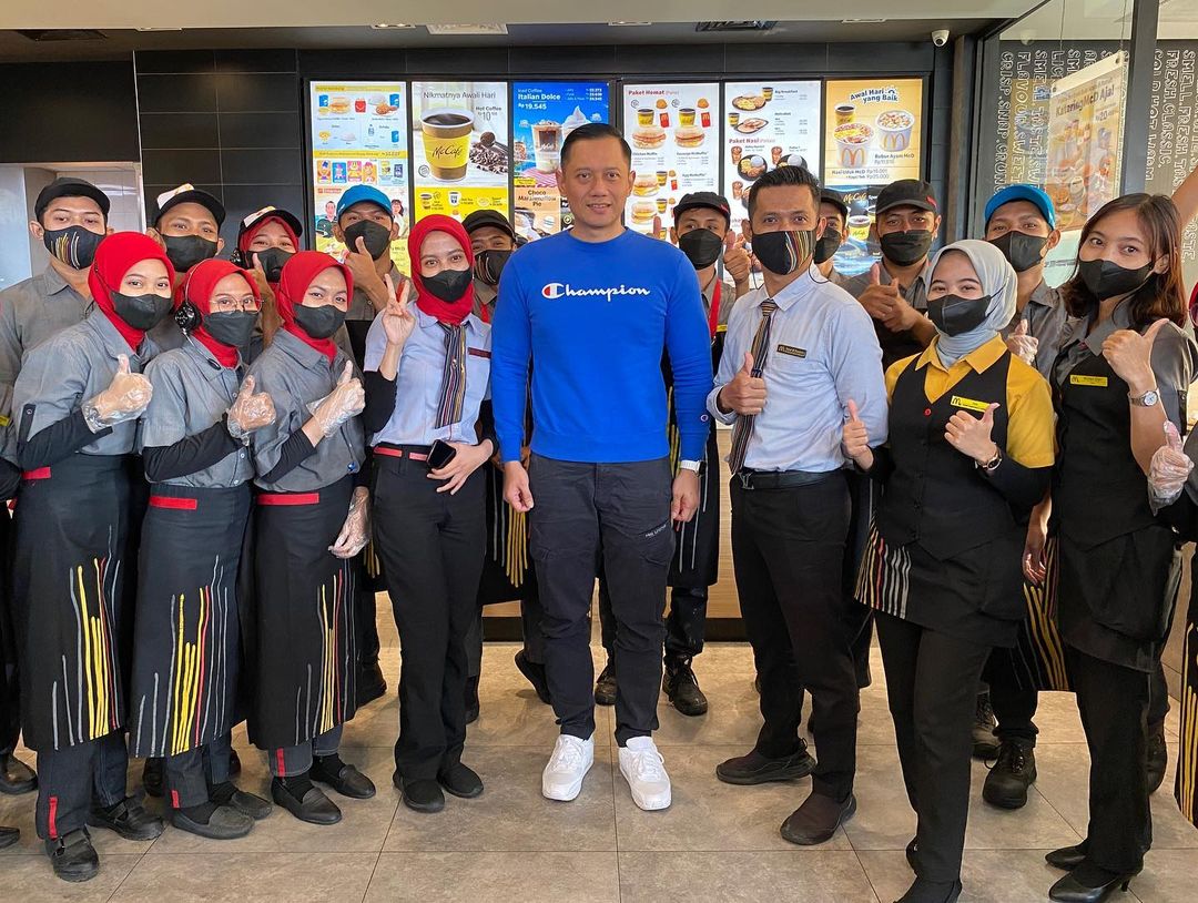 Pagi tadi saya jalan darat ke Soreang, Jawa Barat bersama Pak SBY &amp; Dewan Pembina <a href="/LavaniForever/">Jakarta LavAni Livin’ Transmedia</a>. Sebelum melanjutkan perjalanan, kami mampir untuk sarapan di KM 57. Sampai bertemu teman-teman Soreang 👋
