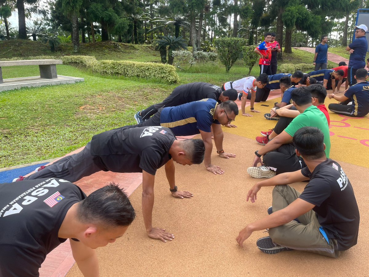 APMtwiter's tweet photo. Semoga setiap anggota terus sihat dan cergas untuk memikul tanggungjawab dan tugas yang telah diamanahkan.

@ArmizanAmeer 
@jpmgov_ 

#APM
#APMsanasini
#SediaPantasBerintegriti
#CDERT
#CDERTcommunity
#resQ999 https://t.co/rjwF1nM9Ef